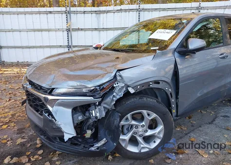 2025 Chevrolet Trax Fwd Ls z USA, uszkodzony, nr VIN KL77LFEP6SC151020